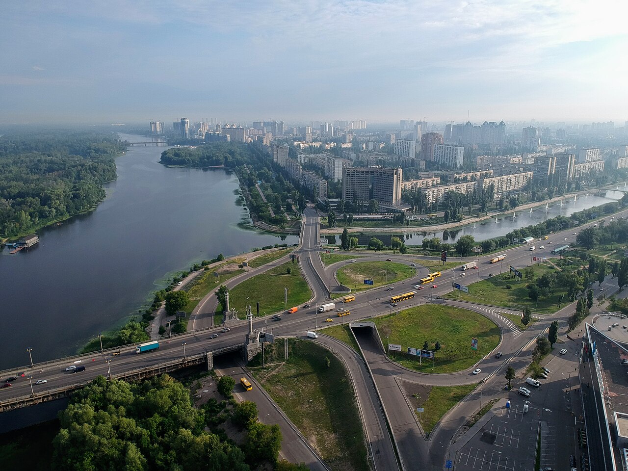 Dniprovska Embankment and Sobornosti avenue intersection in Kyiv