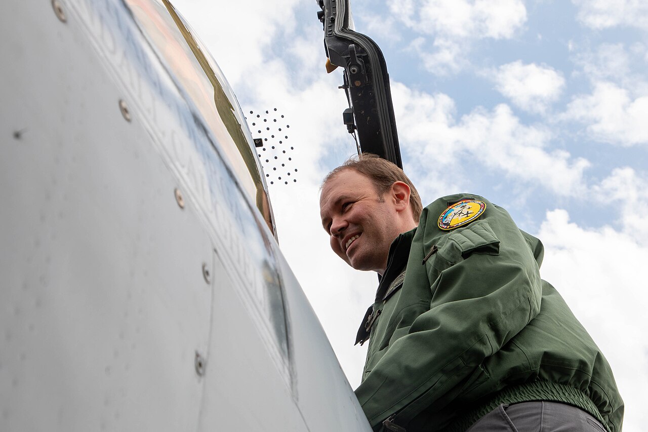 German State Secretary observing inside a U.S. Air Force A-10 Thunderbolt II aircraft during exercise Air Defender 2023.