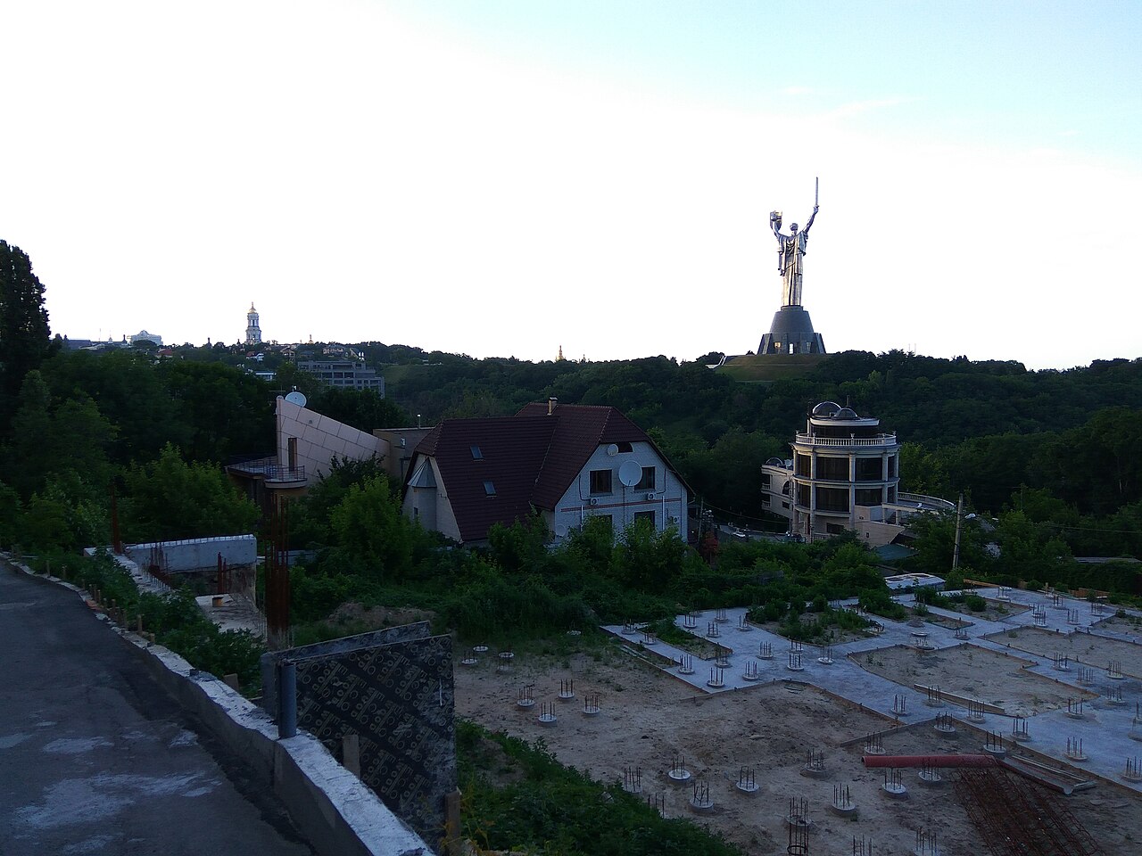 Monument to the Motherland and Kyiv Pechersk Lavra in Kyiv.