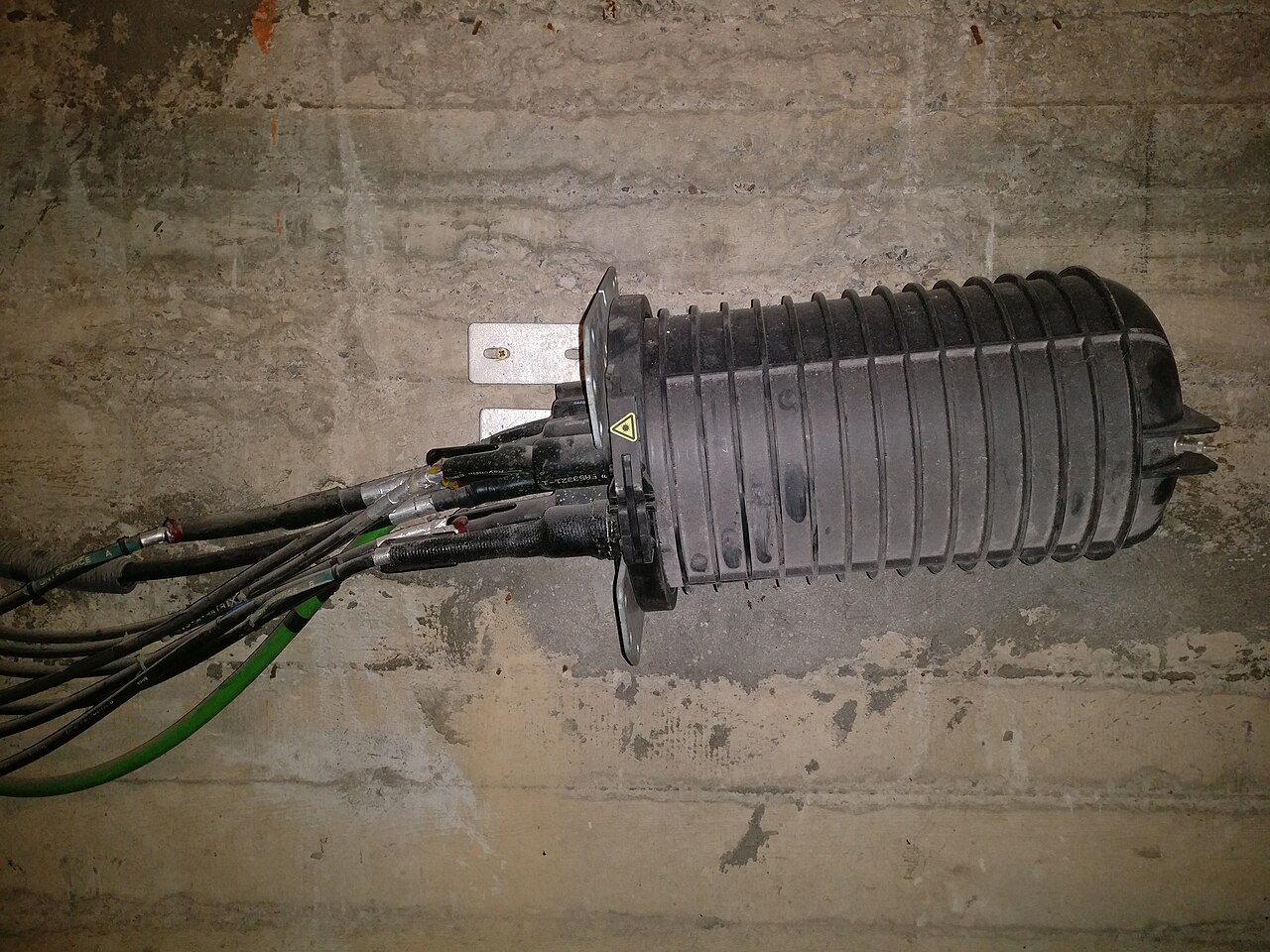 Fiber optic splice closure